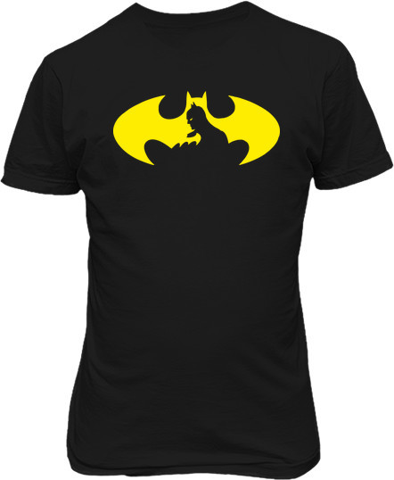 Рисунок футболки Бэтмен на фоне желтого лого